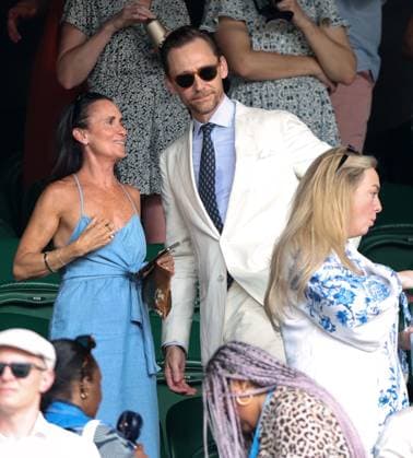 Tom Hiddleston takes a selfie with a spectator on Centre Court Wimbledon Tennis Championships, Day 11, The All England Lawn Tennis and Croquet Club, London, UK - 09 Jul 2026London The All England Lawn Tennis and United Kingdom  Copyright: xKieranxMcManus Shutterstockx 16981024dg