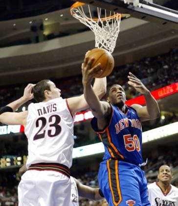 USA NBA, Basketball Herren, USA KNICKS SIXERS New York Knicks vs Philadelphia 76ers epa000370278 The Philadelphia 76ers Josh Davis (L) attempts to block the New York Knicks Michael Sweetney (R) in the 2nd period of their game at the Wachovia Center in Philadelphia Pennsylvania, Monday 14 Feburary 2005. Philadelphia United States  Copyright: xTOMxMIHALEKx