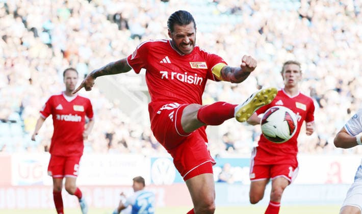 Christopher Trimmel am Ball Aktion Oberkörper Fußball Fussball Testspiel Saison 2026 2027 09.07.2026 Chemnitzer FC CFC vs.1.FC Union Berlin FCU DFL regulations prohibit any use of photographs as image sequences and or quasi-video. *** Christopher Trimmel on the ball; action; upper body; sports; soccer; soccer; exhibition match; 2026–2027 season; September 7, 2026; Chemnitzer FC (CFC) vs. 1. FC Union Berlin (FCU); DFL regulations prohibit any use of photographs as image sequences and or quasi-video