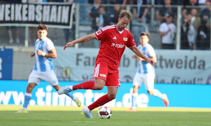 Marvin Friedrich am Ball Einzelbild Freisteller Aktion Fußball Fussball Testspiel Saison 2026 2027 09.07.2026 Chemnitzer FC CFC vs.1.FC Union Berlin FCU DFL regulations prohibit any use of photographs as image sequences and or quasi-video. *** Marvin Friedrich with the ball, single frame, cutout, action, sports, soccer, friendly match, 2026–2027 season, September 7, 2026, Chemnitzer FC (CFC) vs. 1. FC Union Berlin (FCU). DFL regulations prohibit any use of photographs as image sequences and or quasi-video.