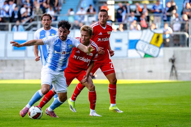 Domenico Alberico (Chemnitzer FC, 10) am Ball Zweikampf, Duell, Kampf Woo-Yeong Jeong (1. FC Union Berlin, 11), Chemnitzer FC vs 1. FC Union Berlin, Fussball, Testspiel, Saison 2026 27, 09.07.2026,¨ DFL REGULATIONS PROHIBIT ANY USE OF PHOTOGRAPHS AS IMAGE SEQUENCES AND OR QUASI-VIDEO,¨ Chemnitzer FC vs 1. FC Union Berlin, Fussball, Testspiel, Saison 2026 27, 09.07.2026 Chemnitz *** Domenico Alberico, Chemnitzer FC, 10, on the ball, tackle, duel, battle; Woo Yeong Jeong, 1. FC Union Berlin, 11, Chemnitzer FC vs. 1. FC Union Berlin, soccer, friendly match, 2026–27 season, July 9, 2026, DFL regulations prohibit any use of photographs as image sequences and or quasi-video, Chemnitzer FC vs. 1. FC Union Berlin, soccer, friendly match, 2026–27 season, July 9, 2026, Chemnitz Copyright: xEibner-Pressefoto LauraxRoemerx EP_LRR