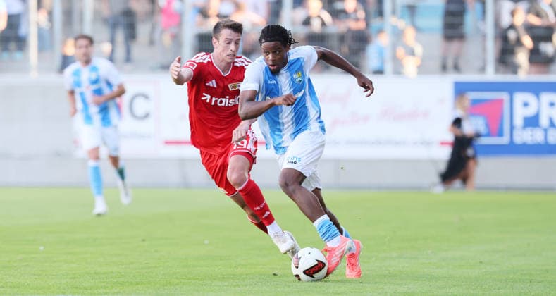 Chemnitz, 09.07.2026, Stadion an der Gellertstraße, Fußball, Testspiel , Chemnitzer FC vs. 1.FC Union Berlin , Im Bild von links; Janik Haberer ( 19, Union), Ken Tchouangue (20, Chemnitz).. , Nur zur redaktionellen Nutzung. Only editorial use. , *** Chemnitz, July 9, 2026, Gellertstraße Stadium, soccer, friendly match, Chemnitzer FC vs. 1. FC Union Berlin. Pictured from left: Janik Haberer (19), Union; Ken Tchouangue (20), Chemnitz. For editorial use only, Picture Point