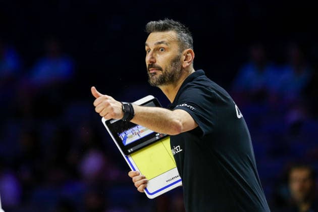 Czech Republic v Netherlands - Women s Volleyball Nations League BELGRADE, SERBIA - JULY 9: Head coach Yannis Athanasopoulos of Czech Republic gives tactics to his players during the 2026 FIVB Volleyball Women s Nations League match between the Czech Republic and Netherlands in Belgrade, Serbia, on July 9, 2026. Filip Stevanovic Anadolu Belgrade Serbia. Editorial use only. Please get in touch for any other usage.  Copyright: x2026xAnadoluxFilipxStevanovicx