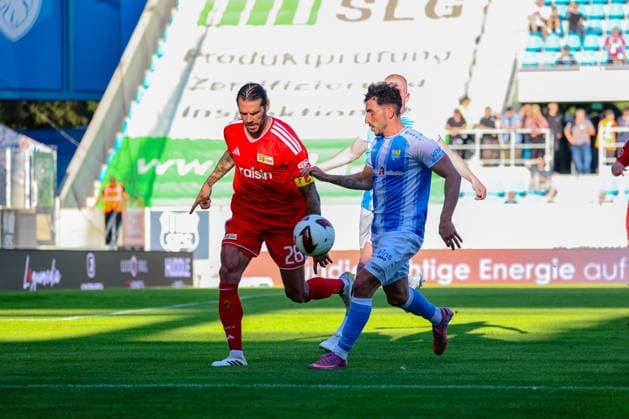 Christopher Trimmel (1. FC Union Berlin, 28) Zweikampf, Duell, Kampf Domenico Alberico (Chemnitzer FC, 10) am Ball, Chemnitzer FC vs 1. FC Union Berlin, Fussball, Testspiel, Saison 2026 27, 09.07.2026,¨ DFL REGULATIONS PROHIBIT ANY USE OF PHOTOGRAPHS AS IMAGE SEQUENCES AND OR QUASI-VIDEO,¨ Chemnitzer FC vs 1. FC Union Berlin, Fussball, Testspiel, Saison 2026 27, 09.07.2026 Chemnitz *** Christopher Trimmel, 1 FC Union Berlin, 28, tackle, duel, battle; Domenico Alberico, Chemnitzer FC, 10, on the ball; Chemnitzer FC vs. 1 FC Union Berlin, soccer, friendly match, 2026–27 season, July 9, 2026, DFL regulations prohibit any use of photographs as image sequences and or quasi-video, Chemnitzer FC vs. 1 FC Union Berlin, soccer, friendly match, 2026–27 season, July 9, 2026, Chemnitz Copyright: xEibner-Pressefoto LauraxRoemerx EP_LRR