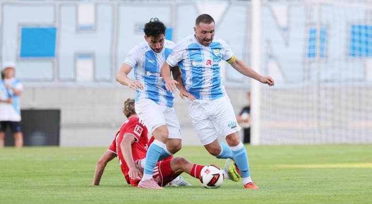 Chemnitz, 09.07.2026, Stadion an der Gellertstraße, Fußball, Testspiel , Chemnitzer FC vs. 1.FC Union Berlin , Im Bild von links; Aljoscha Kemlein ( 6, Union), Domenico Alberico (10, Chemnitz), Andreas Geipl (6, Chemnitz) . , Nur zur redaktionellen Nutzung. Only editorial use. , *** Chemnitz, July 9, 2026, Gellertstraße Stadium, soccer, friendly match, Chemnitzer FC vs. 1. FC Union Berlin. Pictured from left: Aljoscha Kemlein (6), Union; Domenico Alberico (10), Chemnitz; Andreas Geipl (6), Chemnitz. For editorial use only, Picture Point