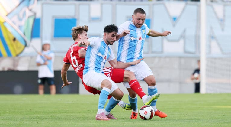 Chemnitz, 09.07.2026, Stadion an der Gellertstraße, Fußball, Testspiel , Chemnitzer FC vs. 1.FC Union Berlin , Im Bild von links; Aljoscha Kemlein ( 6, Union), Domenico Alberico (10, Chemnitz), Andreas Geipl (6, Chemnitz) . , Nur zur redaktionellen Nutzung. Only editorial use. , *** Chemnitz, July 9, 2026, Gellertstraße Stadium, soccer, friendly match, Chemnitzer FC vs. 1. FC Union Berlin. Pictured from left: Aljoscha Kemlein (6), Union; Domenico Alberico (10), Chemnitz; Andreas Geipl (6), Chemnitz. For editorial use only, Picture Point