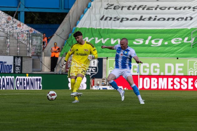 09.07.2026, GER, Testspiel, Saison 2026 2027), Chemnitz, Chemnitzer FC - 1. FC Union Berlin Carl Klaus (1. FC Union Berlin 25) im Zweikampf gegen Andreas Geipl (Chemnitzer FC 6) (Nur 1. - 3. Liga: DFB DFL regulations prohibit any use of photographs as image sequences and or quasi-video) *** July 9, 2026, GER, Friendly Match, 2026–2027 Season, Chemnitz, Chemnitzer FC 1 – FC Union Berlin; Carl Klaus 1; FC Union Berlin 25 in a duel against Andreas Geipl; Chemnitzer FC 6; Only 1; 3rd League; DFB and DFL regulations prohibit any use of photographs as image sequences and or quasi-video nordphotoxGmbHx xNachnamexFotograf nph00051
