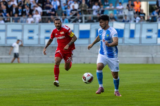 09.07.2026, GER, Testspiel, Saison 2026 2027), Chemnitz, Chemnitzer FC - 1. FC Union Berlin Domenico Alberico (Chemnitzer FC 10) im Zweikampf gegen Christopher Trimmel (1. FC Union Berlin 28) (Nur 1. - 3. Liga: DFB DFL regulations prohibit any use of photographs as image sequences and or quasi-video) *** July 9, 2026, GER, Friendly Match, 2026–2027 Season, Chemnitz, Chemnitzer FC 1 vs. FC Union Berlin 1, Domenico Alberico (Chemnitzer FC 10) in a tackle against Christopher Trimmel (FC Union Berlin 28). Only 1–3 leagues. DFB and DFL regulations prohibit any use of photographs as image sequences and or quasi-video. nordphotoxGmbHx xNachnamexFotograf nph00051