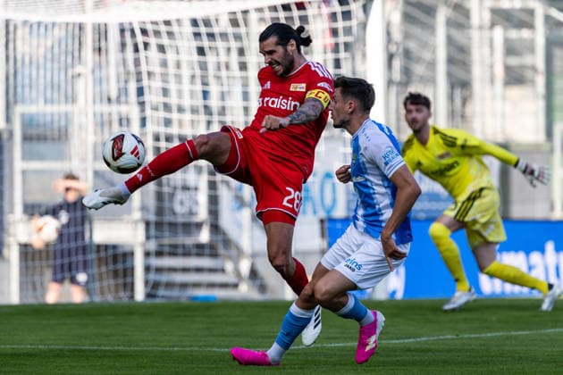 09.07.2026, GER, Testspiel, Saison 2026 2027), Chemnitz, Chemnitzer FC - 1. FC Union Berlin Christopher Trimmel (1. FC Union Berlin 28) im Zweikampf gegen Tobias Stockinger (Chemnitzer FC 7) (Nur 1. - 3. Liga: DFB DFL regulations prohibit any use of photographs as image sequences and or quasi-video) *** July 9, 2026, GER, Friendly Match, 2026–2027 Season, Chemnitz, Chemnitzer FC 1 FC Union Berlin Christopher Trimmel 1 FC Union Berlin 28 in a tackle against Tobias Stockinger Chemnitzer FC 7 Only 1 3rd Division DFB DFL regulations prohibit any use of photographs as image sequences and or quasi-video nordphotoxGmbHx xNachnamexFotograf nph00051