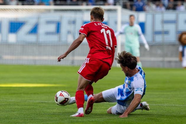 09.07.2026, GER, Testspiel, Saison 2026 2027), Chemnitz, Chemnitzer FC - 1. FC Union Berlin Woo-yeong Jeong (1. FC Union Berlin 11) im Zweikampf gegen Dennis Slamar (Chemnitzer FC 21) (Nur 1. - 3. Liga: DFB DFL regulations prohibit any use of photographs as image sequences and or quasi-video) *** July 9, 2026, GER, Friendly, 2026–2027 Season, Chemnitz, Chemnitzer FC 1 FC Union Berlin Woo Yeong Jeong 1 FC Union Berlin 11 in a tackle against Dennis Slamar Chemnitzer FC 21 Nur 1 3rd Division DFB DFL regulations prohibit any use of photographs as image sequences and or quasi-video nordphotoxGmbHx xNachnamexFotograf nph00051