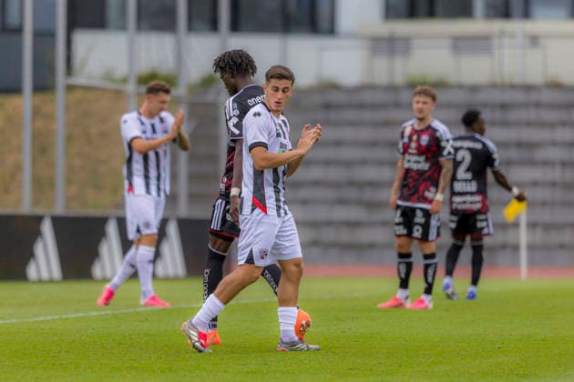 Herzogenaurach, Deutschland 09. Juli 2026: Testspiel - 2026 2027 - FC Ingolstadt 04 gegen LASK Linz Im Bild: Emre Gül Guel (FCI) gestikuliert auf dem Spielfeld. Adi Dassler Sportplatz Bayern *** Herzogenaurach, Germany, July 9, 2026: 2026-2027 preseason match between FC Ingolstadt 04 and LASK Linz. Pictured: Emre Gül Guel of FCI gesturing on the field at Adi Dassler Sportplatz in Bavaria. Copyright: xFotostandx xSchäferx