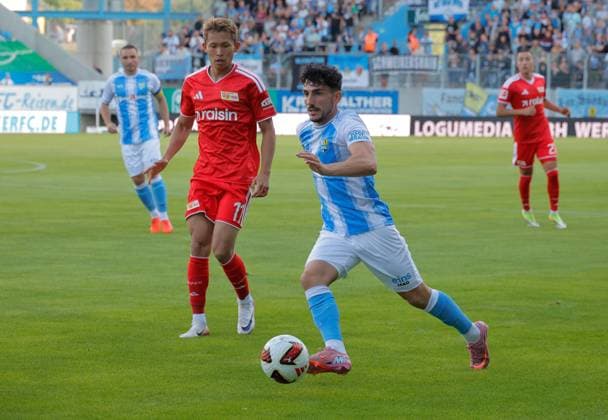 CFC vs 1. FC Union Berlin 09.07.2026 Chemnitz, eins Stadion- An der Gellertstrasse, Fussball, Regionalliga Nordost, , Testspiel , CFC, CFC vs 1. FC Union Berlin vlnr: Wooyeong Jeong und Domenico Alberico Chemnitz Sachsen BRD *** CFC vs. 1. FC Union Berlin, July 9, 2026, Chemnitz, eins Stadion on Gellertstrasse, Sports, Soccer, Northeast Regional League, , Friendly Match, CFC, CFC vs. 1 FC Union Berlin (from left to right): Wooyeong Jeong and Domenico Alberico, Chemnitz, Saxony, Germany