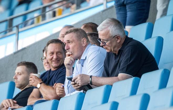 Fußball, Herren, Saison 2026 2027, Testspiel, Chemnitzer FC - 1. FC Union Berlin, v. l. Profifußball-Geschäftsführer Horst Heldt (1. FC Union Berlin), Finanz-Geschäftsführer Oskar Kosche (1. FC Union), Präsident Dirk Zingler (1. FC Union) auf der Tribüne, 09.07. 2026, *** Soccer, Men s, 2026–2027 Season, Friendly Match, Chemnitzer FC vs. 1. FC Union Berlin; from left: Horst Heldt, Managing Director of Professional Soccer for 1. FC Union Berlin; Oskar Kosche, Chief Financial Officer of 1. FC Union; and Dirk Zingler, President of 1. FC Union, in the stands, July 9, 2026, Copyright: xMatthiasxKochx
