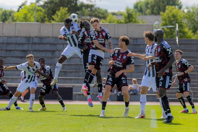 Sport Bilder des Tages Herzogenaurach, Deutschland 09. Juli 2026: Testspiel - 2026 2027 - FC Ingolstadt 04 gegen LASK Linz Im Bild: v.li. Obed Ugondu (FCI) beim Kopfballduell Adi Dassler Sportplatz Bayern *** Herzogenaurach, Germany, July 9, 2026: 2026-2027 preseason match between FC Ingolstadt 04 and LASK Linz. Pictured, from left: Obed Ugondu (FCI) in a header duel at Adi Dassler Sportplatz Bayern. Copyright: xFotostandx xSchäferx