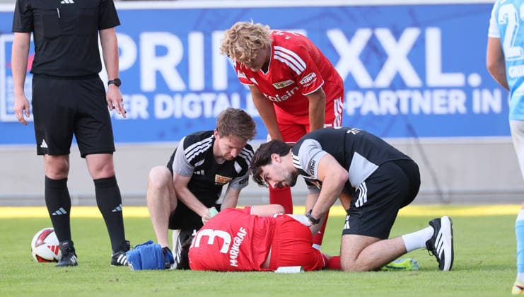 Chemnitz, 09.07.2026, Stadion an der Gellertstraße, Fußball, Testspiel , Chemnitzer FC vs. 1.FC Union Berlin , Im Bild; Andrik Markgraf ( 3, Union) muß wegen einer Verletzung behandelt und wenig später ausgewechselt werden. , Nur zur redaktionellen Nutzung. Only editorial use. , *** Chemnitz, July 9, 2026, Gellertstraße Stadium, Soccer, Friendly Match, Chemnitzer FC vs. 1. FC Union Berlin, Pictured: Andrik Markgraf 3; Union receives treatment for an injury and is substituted shortly thereafter, For editorial use only, Picture Point