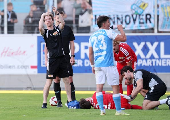 Chemnitz, 09.07.2026, Stadion an der Gellertstraße, Fußball, Testspiel , Chemnitzer FC vs. 1.FC Union Berlin , Im Bild; Andrik Markgraf ( 3, Union) muß wegen einer Verletzung behandelt und wenig später ausgewechselt werden. , Nur zur redaktionellen Nutzung. Only editorial use. , *** Chemnitz, July 9, 2026, Gellertstraße Stadium, Soccer, Friendly Match, Chemnitzer FC vs. 1. FC Union Berlin, Pictured: Andrik Markgraf 3; Union receives treatment for an injury and is substituted shortly thereafter, For editorial use only, Picture Point