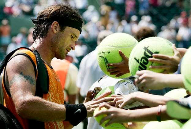 USA TENNIS NASDAQ-100 OPEN NASDAQ-100 OPEN IN FLORIDA epa000398184 Carlos Moya of Spain signs autographs after beating James Blake of the USA after their second round match at the Nasdaq-100 Open in Key Biscayne, Florida, Friday 25 March 2005. Moya defeated Blake 4-6, 7-5 and 7-6. KEY BISCAYNE United States  Copyright: xCHRISTIANxFORCHERx