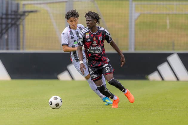 Herzogenaurach, Deutschland 09. Juli 2026: Testspiel - 2026 2027 - FC Ingolstadt 04 gegen LASK Linz Im Bild: v. li. im Zweikampf Jong-min Seo (FCI) und Cheikne Kebe (LASK) Adi Dassler Sportplatz Bayern *** Herzogenaurach, Germany, July 9, 2026: 2026-2027 preseason match between FC Ingolstadt 04 and LASK Linz. Pictured, from left, in a tackle: Jong Min Seo (FCI) and Cheikne Kebe (LASK) at Adi Dassler Sportplatz, Bavaria Copyright: xFotostandx xSchäferx