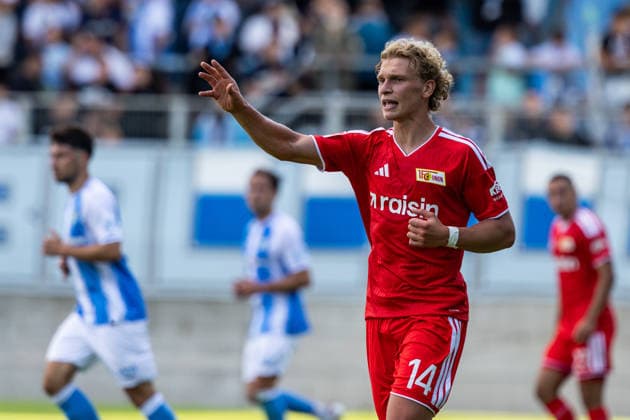 09.07.2026, GER, Testspiel, Saison 2026 2027), Chemnitz, Chemnitzer FC - 1. FC Union Berlin Leopold Querfeld (1. FC Union Berlin 14) gibt Handzeichen (Nur 1. - 3. Liga: DFB DFL regulations prohibit any use of photographs as image sequences and or quasi-video) *** July 9, 2026, GER, Friendly Match, 2026–2027 Season, Chemnitz, Chemnitzer FC 1 – FC Union Berlin 14; Leopold Querfeld signals with his hand. Only 1–3 League. DFB and DFL regulations prohibit any use of photographs as image sequences and or quasi-video. nordphotoxGmbHx xNachnamexFotograf nph00051
