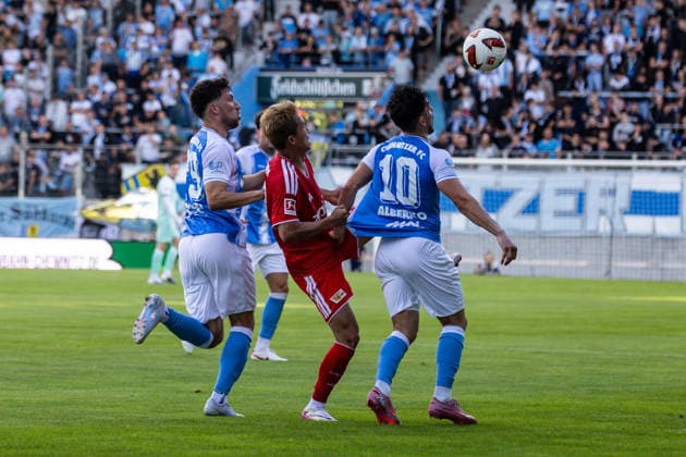 09.07.2026, GER, Testspiel, Saison 2026 2027), Chemnitz, Chemnitzer FC - 1. FC Union Berlin Tom Baumgart (Chemnitzer FC 29), Domenico Alberico (Chemnitzer FC 10) im Zweikampf gegen Woo-yeong Jeong (1. FC Union Berlin 11) (Nur 1. - 3. Liga: DFB DFL regulations prohibit any use of photographs as image sequences and or quasi-video) *** July 9, 2026, GER, Friendly Match, 2026–2027 Season, Chemnitz, Chemnitzer FC 1 vs. FC Union Berlin, Tom Baumgart (Chemnitzer FC 29), Domenico Alberico (Chemnitzer FC 10) in a tackle against Woo Yeong Jeong (1. FC Union Berlin 11). Only 1. 3. Liga. DFB and DFL regulations prohibit any use of photographs as image sequences and or quasi-video. nordphotoxGmbHx xNachnamexFotograf nph00051