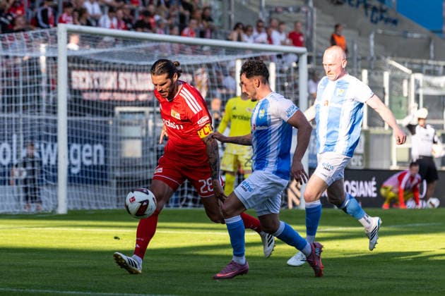 09.07.2026, GER, Testspiel, Saison 2026 2027), Chemnitz, Chemnitzer FC - 1. FC Union Berlin Christopher Trimmel (1. FC Union Berlin 28) im Zweikampf gegen Domenico Alberico (Chemnitzer FC 10) (Nur 1. - 3. Liga: DFB DFL regulations prohibit any use of photographs as image sequences and or quasi-video) *** July 9, 2026, GER, Friendly Match, 2026–2027 Season, Chemnitz, Chemnitzer FC 1 vs. 1 FC Union Berlin: Christopher Trimmel (1 FC Union Berlin, No. 28) in a tackle against Domenico Alberico (Chemnitzer FC, No. 10). Only 1 3. Liga. DFB and DFL regulations prohibit any use of photographs as image sequences and or quasi-video. nordphotoxGmbHx xNachnamexFotograf nph00051