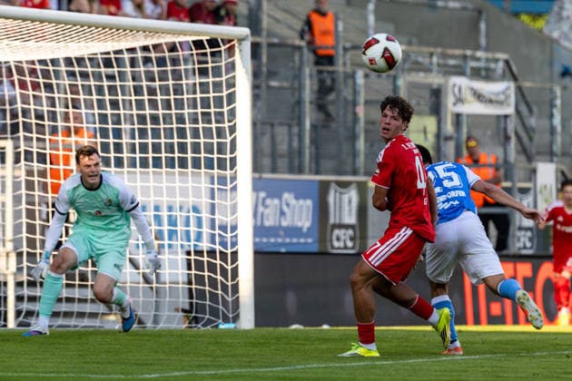 09.07.2026, GER, Testspiel, Saison 2026 2027), Chemnitz, Chemnitzer FC - 1. FC Union Berlin Oskar Engel (1. FC Union Berlin 47) im Zweikampf gegen Roman Eppendorfer (Chemnitzer FC 25) (Nur 1. - 3. Liga: DFB DFL regulations prohibit any use of photographs as image sequences and or quasi-video) *** July 9, 2026, GER, Friendly, 2026–2027 Season, Chemnitz, Chemnitzer FC 1 – FC Union Berlin Oskar Engel 1 FC Union Berlin 47 in a tackle against Roman Eppendorfer Chemnitzer FC 25 Only 1 3rd Division DFB DFL regulations prohibit any use of photographs as image sequences and or quasi-video nordphotoxGmbHx xNachnamexFotograf nph00051