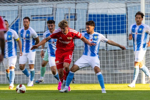 09.07.2026, GER, Testspiel, Saison 2026 2027), Chemnitz, Chemnitzer FC - 1. FC Union Berlin Aljoscha Kemlein (1. FC Union Berlin 6) im Zweikampf gegen Tom Baumgart (Chemnitzer FC 29) (Nur 1. - 3. Liga: DFB DFL regulations prohibit any use of photographs as image sequences and or quasi-video) *** July 9, 2026, GER, Friendly Match, 2026–2027 Season, Chemnitz, Chemnitzer FC 1 – FC Union Berlin: Aljoscha Kemlein (1) of FC Union Berlin battles for the ball against Tom Baumgart (29) of Chemnitzer FC. Only 1–3 League. DFB and DFL regulations prohibit any use of photographs as image sequences and or quasi-video. nordphotoxGmbHx xNachnamexFotograf nph00051