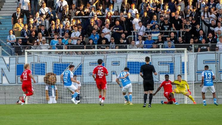Fußball, Herren, Saison 2026 2027, Testspiel, Chemnitzer FC - 1. FC Union Berlin, Jonas Marx (19, Chemnitzer FC) erzielt das Tor zum 1:1 gegen Torwart Matheo Raab (1. FC Union Berlin), 09.07. 2026, *** Soccer, Men s, 2026–2027 season, friendly match, Chemnitzer FC vs. 1. FC Union Berlin, Jonas Marx (19), Chemnitzer FC scores the goal to tie the game 1–1 against 1. FC Union Berlin goalkeeper Matheo Raab, July 9, 2026, Copyright: xMatthiasxKochx