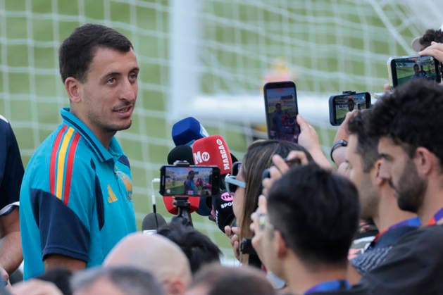 Spanish striker Mikel Oyarzabal (R) speaks with media during a training session of the national team, Nationalteam of Spain in Los Angeles, US, 9 July 2026, on the eve of the 2026 World Cup quarter-final match against Belgium. Spanish National Team training session !ACHTUNG: NUR REDAKTIONELLE NUTZUNG!  Copyright: xLavandeiraxJrx GRAF4030 20260709-55020850925_1