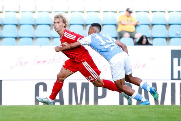 Leopold Querfeld (1. FC Union Berlin, 14) Zweikampf, Duell, Kampf Amadeus Zamora (Chemnitzer FC, 13) , Chemnitzer FC vs 1. FC Union Berlin, Fussball, Testspiel, Saison 2026 27, 09.07.2026,¨ DFL REGULATIONS PROHIBIT ANY USE OF PHOTOGRAPHS AS IMAGE SEQUENCES AND OR QUASI-VIDEO,¨ Chemnitzer FC vs 1. FC Union Berlin, Fussball, Testspiel, Saison 2026 27, 09.07.2026 Chemnitz *** Leopold Querfeld, 1 FC Union Berlin, 14, tackle, duel, battle, Amadeus Zamora, Chemnitzer FC, 13, Chemnitzer FC vs. 1 FC Union Berlin, soccer, friendly match, 2026–27 season, July 9, 2026, DFL regulations prohibit any use of photographs as image sequences and or quasi-video, Chemnitzer FC vs. 1 FC Union Berlin, soccer, friendly match, 2026–27 season, July 9, 2026, Chemnitz Copyright: xEibner-Pressefoto LauraxRoemerx EP_LRR