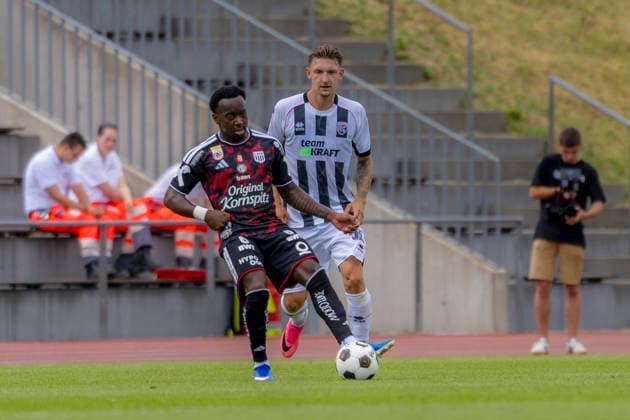 Herzogenaurach, Deutschland 09. Juli 2026: Testspiel - 2026 2027 - FC Ingolstadt 04 gegen LASK Linz Im Bild: v. li. im Zweikampf George Bello (LASK) und Julian Kügel Kuegel (FCI) Adi Dassler Sportplatz Bayern *** Herzogenaurach, Germany, July 9, 2026: 2026-2027 preseason match between FC Ingolstadt 04 and LASK Linz. Pictured, from left, in a tackle: George Bello (LASK) and Julian Kügel (FCI). Adi Dassler Sports Field, Bavaria Copyright: xFotostandx xSchäferx