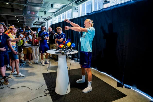 Fotball-VM 2026 Fort Lauderdale, Florida , USA 20260709. Norges Erling Braut Haaland under et pressetreff med Norges herrelandslag i fotball pa Inter Miami CF Stadium. Foto: Fredrik Varfjell NTB Fort Lauderdale, Florida USA EDITORIAL USE ONLY. RESTRICTED USE FOR BETTING COMPANIES Ref:_SPONZ13wtXNZtg.jpg *** 2026 FIFA World Cup, Fort Lauderdale, Florida, USA 20260709 Norway’s Erling Braut Haaland during a press conference with the Norwegian men’s national soccer team at Inter Miami CF Stadium. Photo: Fredrik Varfjell, NTB. Fort Lauderdale, Florida, USA. EDITORIAL USE ONLY. RESTRICTED USE FOR BETTING COMPANIES.  Copyright: xFredrikxVarfjellx xNTBx