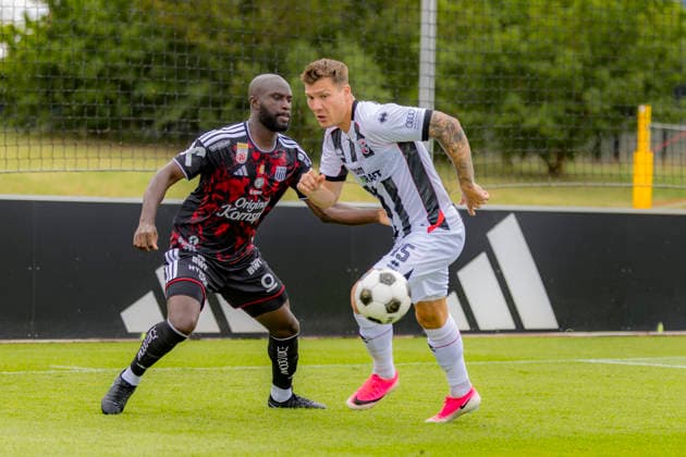 Herzogenaurach, Deutschland 09. Juli 2026: Testspiel - 2026 2027 - FC Ingolstadt 04 gegen LASK Linz Im Bild: v. li. im Zweikampf Samuel Adeniran (LASK) und Jonas Scholz (FCI) Adi Dassler Sportplatz Bayern *** Herzogenaurach, Germany, July 9, 2026: 2026-2027 preseason match between FC Ingolstadt 04 and LASK Linz. Pictured, from left, in a tackle: Samuel Adeniran (LASK) and Jonas Scholz (FCI) at the Adi Dassler Sports Field in Bavaria. Copyright: xFotostandx xSchäferx