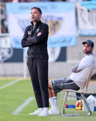 Chemnitz, 09.07.2026, Stadion an der Gellertstraße, Fußball, Testspiel , Chemnitzer FC vs. 1.FC Union Berlin , Im Bild von links; Trainer Benjamin Duda (Chemnitz), Co-Trainer Niklas Hoheneder (Chemnitz). , Nur zur redaktionellen Nutzung. Only editorial use. , *** Chemnitz, July 9, 2026, Gellertstraße Stadium, Soccer, Friendly Match, Chemnitzer FC vs. 1. FC Union Berlin, Pictured from left: Chemnitz Head Coach Benjamin Duda, Chemnitz Assistant Coach Niklas Hoheneder, For editorial use only, Picture Point