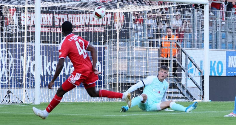 Chemnitz, 09.07.2026, Stadion an der Gellertstraße, Fußball, Testspiel , Chemnitzer FC vs. 1.FC Union Berlin , Im Bild; Tor für Union Berlin. Torhüter David Wunsch (22, Chemnitz) pariert gegen Chris Bedia ( 42, Union). , Nur zur redaktionellen Nutzung. Only editorial use. , *** Chemnitz, July 9, 2026, Gellertstraße Stadium, soccer, friendly match, Chemnitzer FC vs. 1. FC Union Berlin. Pictured: Union Berlin goalkeeper David Wunsch (22) makes a save against Chris Bedia (42) of Chemnitz. Union. For editorial use only, Picture Point