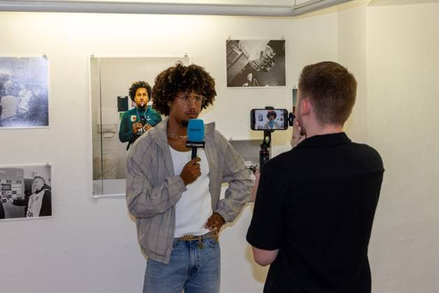 Han-Noah Massengo 4 (FC Augsburg) im Interview, Ausstellung Han-Noah Massengo gibt Einblicke hinter die Kulissen des Profifussballs, Fussball, 1. Bundesliga, 09.07.2026 Augsburg Bayern Deutschland *** Interview with Han Noah Massengo of FC Augsburg, Han Noah Massengo Exhibition Offers a Behind-the-Scenes Look at Professional Soccer, Soccer, Bundesliga 1, July 9, 2026, Augsburg, Bavaria, Germany Copyright: xkolbert-press ChristianxKolbertx