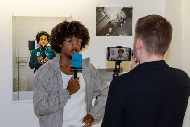Han-Noah Massengo 4 (FC Augsburg) im Interview, Ausstellung Han-Noah Massengo gibt Einblicke hinter die Kulissen des Profifussballs, Fussball, 1. Bundesliga, 09.07.2026 Augsburg Bayern Deutschland *** Interview with Han Noah Massengo of FC Augsburg, Han Noah Massengo Exhibition Offers a Behind-the-Scenes Look at Professional Soccer, Soccer, Bundesliga 1, July 9, 2026, Augsburg, Bavaria, Germany Copyright: xkolbert-press ChristianxKolbertx
