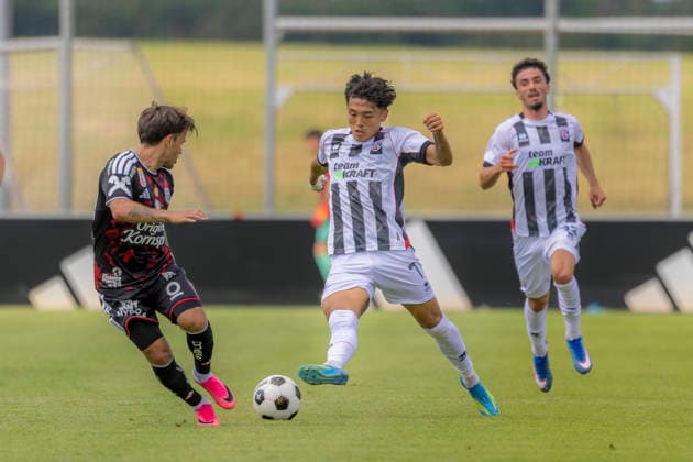 Herzogenaurach, Deutschland 09. Juli 2026: Testspiel - 2026 2027 - FC Ingolstadt 04 gegen LASK Linz Im Bild: v. li. im Zweikampf Sascha Horvath (LASK) und Jong-min Seo (FCI) Adi Dassler Sportplatz Bayern *** Herzogenaurach, Germany, July 9, 2026, Friendly Match 2026–2027: FC Ingolstadt 04 vs. LASK Linz. Pictured, from left, in a tackle: Sascha Horvath (LASK) and Jong-min Seo (FCI) at Adi Dassler Sportplatz Bayern. Copyright: xFotostandx xSchäferx
