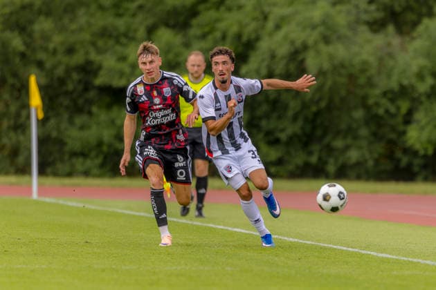 Herzogenaurach, Deutschland 09. Juli 2026: Testspiel - 2026 2027 - FC Ingolstadt 04 gegen LASK Linz Im Bild: v. li. im Zweikampf Christoph Lang (LASK) und Davide-Danilo Sekulovic (FCI) Adi Dassler Sportplatz Bayern *** Herzogenaurach, Germany, July 9, 2026: 2026-2027 preseason match between FC Ingolstadt 04 and LASK Linz. Pictured, from left, in a tackle: Christoph Lang (LASK) and Davide Danilo Sekulovic (FCI) at Adi Dassler Sportplatz Bayern. Copyright: xFotostandx xSchäferx