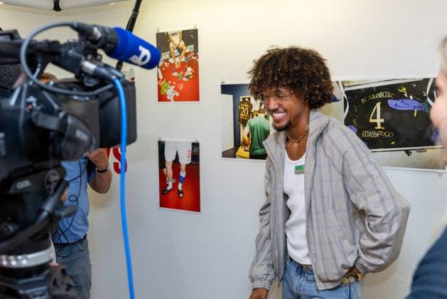 Han-Noah Massengo 4 (FC Augsburg) im Interview, Ausstellung Han-Noah Massengo gibt Einblicke hinter die Kulissen des Profifussballs, Fussball, 1. Bundesliga, 09.07.2026 Augsburg Bayern Deutschland *** Interview with Han Noah Massengo of FC Augsburg, Han Noah Massengo Exhibition Offers a Behind-the-Scenes Look at Professional Soccer, Soccer, Bundesliga 1, July 9, 2026, Augsburg, Bavaria, Germany Copyright: xkolbert-press ChristianxKolbertx