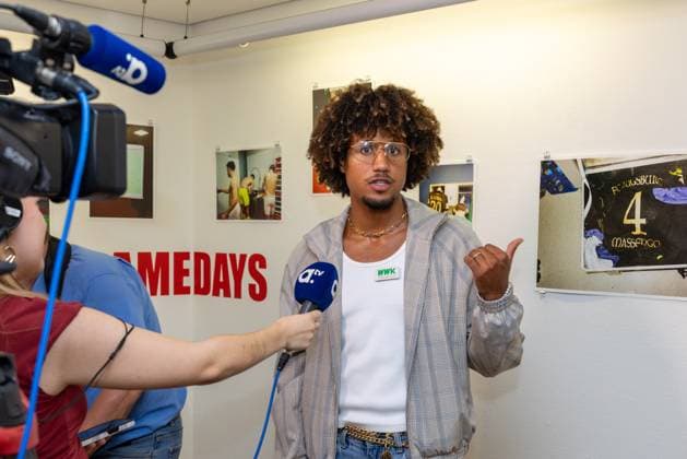 Han-Noah Massengo 4 (FC Augsburg) im Interview, Ausstellung Han-Noah Massengo gibt Einblicke hinter die Kulissen des Profifussballs, Fussball, 1. Bundesliga, 09.07.2026 Augsburg Bayern Deutschland *** Interview with Han Noah Massengo of FC Augsburg, Han Noah Massengo Exhibition Offers a Behind-the-Scenes Look at Professional Soccer, Soccer, Bundesliga 1, July 9, 2026, Augsburg, Bavaria, Germany Copyright: xkolbert-press ChristianxKolbertx