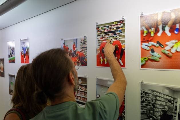 Viele Gaeste bei der Ausstellung, Ausstellung Han-Noah Massengo gibt Einblicke hinter die Kulissen des Profifussballs, Fussball, 1. Bundesliga, 09.07.2026 Augsburg Bayern Deutschland *** Large Crowd at the Exhibition; Han Noah Massengo s Exhibition Offers a Behind-the-Scenes Look at Professional Soccer; Soccer; Bundesliga 1; July 9, 2026; Augsburg, Bavaria, Germany Copyright: xkolbert-press ChristianxKolbertx