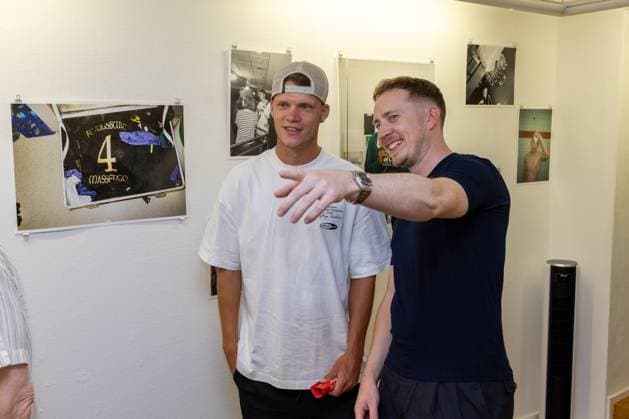 Robin Fellhauer 19 (FC Augsburg) besuchte die Galerie, Ausstellung Han-Noah Massengo gibt Einblicke hinter die Kulissen des Profifussballs, Fussball, 1. Bundesliga, 09.07.2026 Augsburg Bayern Deutschland *** Robin Fellhauer, No. 19 of FC Augsburg, visited the gallery; the exhibition by Han Noah Massengo offers a behind-the-scenes look at professional soccer; soccer; Bundesliga 1; July 9, 2026; Augsburg, Bavaria, Germany Copyright: xkolbert-press ChristianxKolbertx