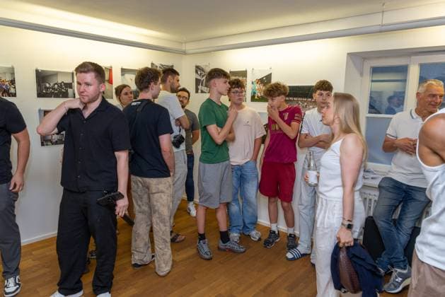 Viele Gaeste bei der Ausstellung, Ausstellung Han-Noah Massengo gibt Einblicke hinter die Kulissen des Profifussballs, Fussball, 1. Bundesliga, 09.07.2026 Augsburg Bayern Deutschland *** Large Crowd at the Exhibition; Han Noah Massengo s Exhibition Offers a Behind-the-Scenes Look at Professional Soccer; Soccer; Bundesliga 1; July 9, 2026; Augsburg, Bavaria, Germany Copyright: xkolbert-press ChristianxKolbertx