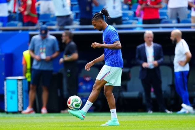 Michael Olise of France warms up France v Morocco, 2026 FIFA World Cup, WM, Weltmeisterschaft, Fussball Quarter-final, Football, Boston Stadium, Foxborough, Massachusetts, USA - - 09 Jul 2026Foxborough Boston Stadium Massachusetts (MA) United States of America  Copyright: xJavierxGarcia Shutterstockx 16984925i