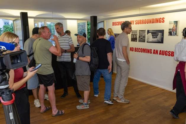 Viele Gaeste bei der Ausstellung, Ausstellung Han-Noah Massengo gibt Einblicke hinter die Kulissen des Profifussballs, Fussball, 1. Bundesliga, 09.07.2026 Augsburg Bayern Deutschland *** Large Crowd at the Exhibition; Han Noah Massengo s Exhibition Offers a Behind-the-Scenes Look at Professional Soccer; Soccer; Bundesliga 1; July 9, 2026; Augsburg, Bavaria, Germany Copyright: xkolbert-press ChristianxKolbertx