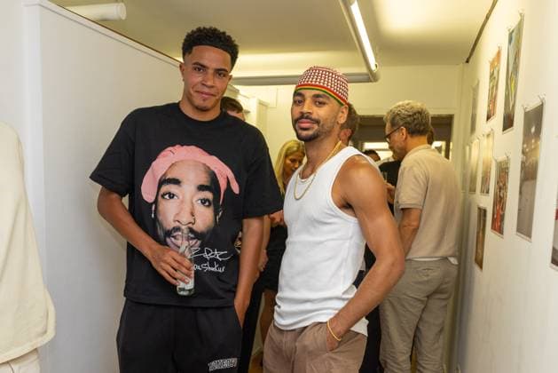 Noahkai Banks 40 (FC Augsburg), Alexis Claude-Maurice 20 (FC Augsburg) besuchten die Ausstellung, Ausstellung Han-Noah Massengo gibt Einblicke hinter die Kulissen des Profifussballs, Fussball, 1. Bundesliga, 09.07.2026 Augsburg Bayern Deutschland *** Noahkai Banks (40, FC Augsburg) and Alexis Claude Maurice (20, FC Augsburg) visited the exhibition. The exhibition, curated by Han Noah Massengo, offers a behind-the-scenes look at professional soccer. Soccer, Bundesliga 1, July 9, 2026, Augsburg, Bavaria, Germany Copyright: xkolbert-press ChristianxKolbertx