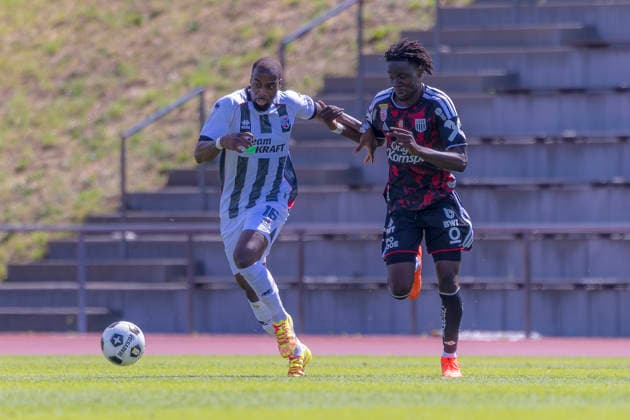 Herzogenaurach, Deutschland 09. Juli 2026: Testspiel - 2026 2027 - FC Ingolstadt 04 gegen LASK Linz Im Bild: v. li. im Zweikampf Josef Ganda und Cheikne Kebe (LASK) Adi Dassler Sportplatz Bayern *** Herzogenaurach, Germany, July 9, 2026 Friendly Match 2026–2027: FC Ingolstadt 04 vs. LASK Linz. Pictured, from left, Josef Ganda and Cheikne Kebe of LASK in a tackle. Adi Dassler Sports Field, Bavaria Copyright: xFotostandx xSchäferx