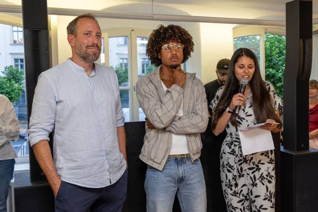l-r: Geschaeftsfuehrer Finanzen Michael Stroell (FC Augsburg), Han-Noah Massengo 4 (FC Augsburg), Jana Schwindel, 1. Vorsitzende der KVA Die Ecke e.V.,, Ausstellung Han-Noah Massengo gibt Einblicke hinter die Kulissen des Profifussballs, Fussball, 1. Bundesliga, 09.07.2026 Augsburg Bayern Deutschland *** l r: Michael Stroell, Chief Financial Officer, FC Augsburg; Han Noah Massengo, 4, FC Augsburg; Jana Schwindel, 1 Chairwoman of KVA Die Ecke e.V., Exhibition: Han Noah Massengo offers a behind-the-scenes look at professional soccer, Soccer, Bundesliga 1, July 9, 2026, Augsburg, Bavaria, Germany Copyright: xkolbert-press ChristianxKolbertx