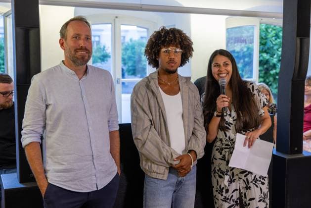 l-r: Geschaeftsfuehrer Finanzen Michael Stroell (FC Augsburg), Han-Noah Massengo 4 (FC Augsburg), Jana Schwindel, 1. Vorsitzende der KVA Die Ecke e.V.,, Ausstellung Han-Noah Massengo gibt Einblicke hinter die Kulissen des Profifussballs, Fussball, 1. Bundesliga, 09.07.2026 Augsburg Bayern Deutschland *** l r: Michael Stroell, Chief Financial Officer, FC Augsburg; Han Noah Massengo, 4 FC Augsburg; Jana Schwindel, 1 Chairwoman of KVA Die Ecke e.V., Exhibition: Han Noah Massengo offers a behind-the-scenes look at professional soccer, Soccer, Bundesliga 1, July 9, 2026, Augsburg, Bavaria, Germany Copyright: xkolbert-press ChristianxKolbertx